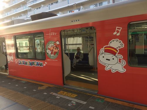 赤いクレヨンしんちゃん電車500.jpg